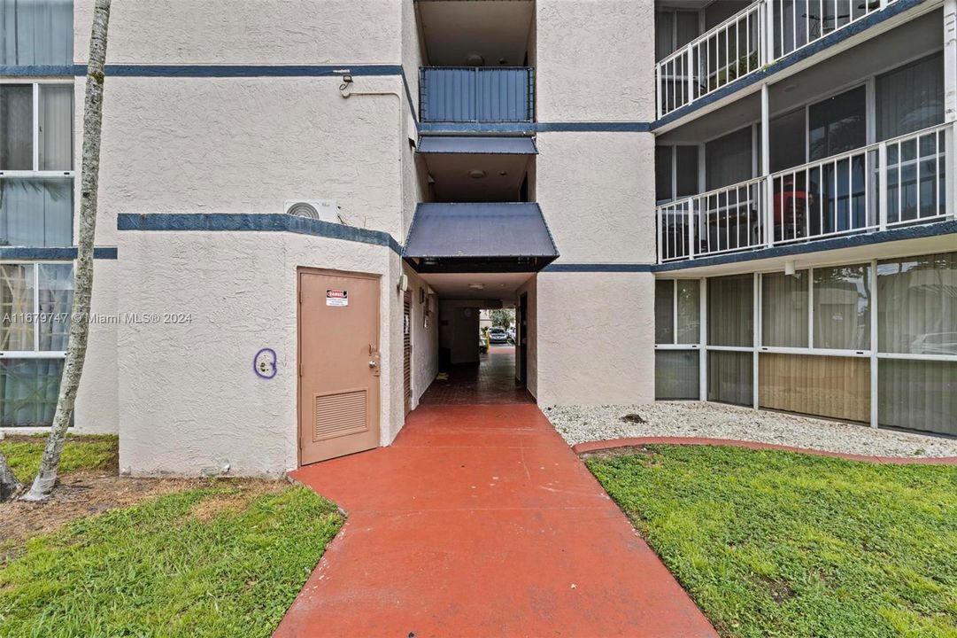 For Sale: $249,500 (2 beds, 2 baths, 939 Square Feet)