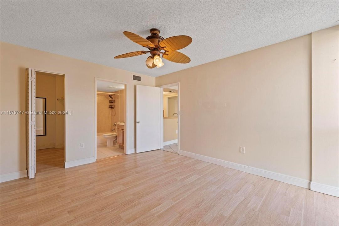 For Sale: $249,500 (2 beds, 2 baths, 939 Square Feet)