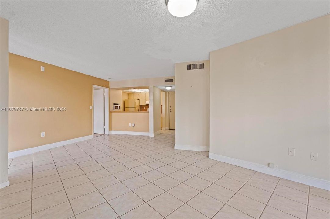 For Sale: $249,500 (2 beds, 2 baths, 939 Square Feet)