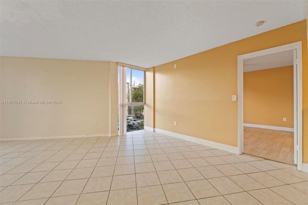 For Sale: $249,500 (2 beds, 2 baths, 939 Square Feet)