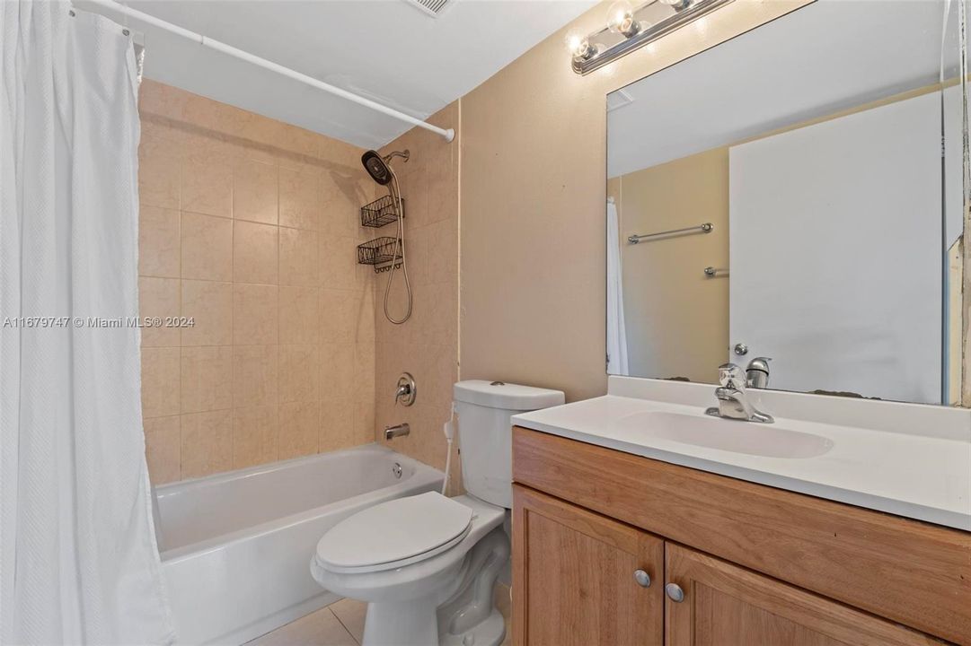 For Sale: $249,500 (2 beds, 2 baths, 939 Square Feet)