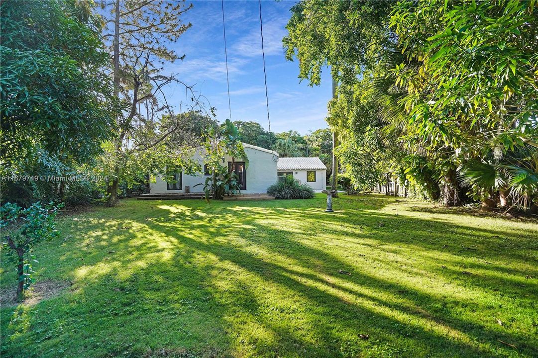 For Sale: $2,200,000 (3 beds, 2 baths, 1527 Square Feet)