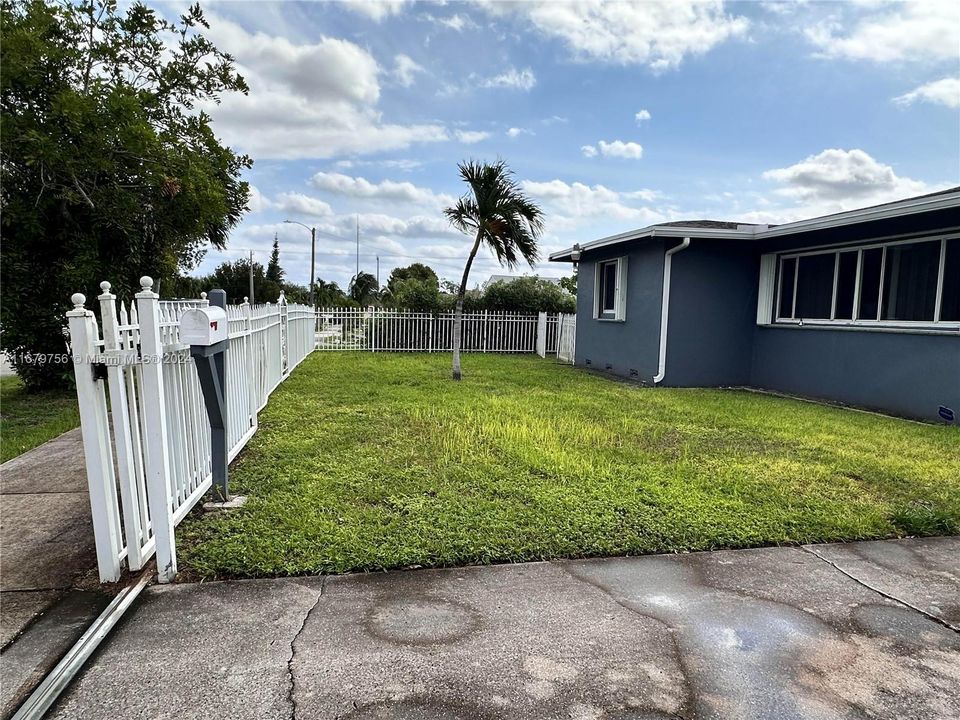 For Sale: $575,000 (3 beds, 3 baths, 1857 Square Feet)