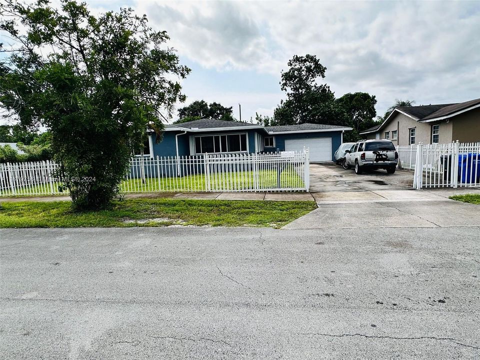 For Sale: $575,000 (3 beds, 3 baths, 1857 Square Feet)