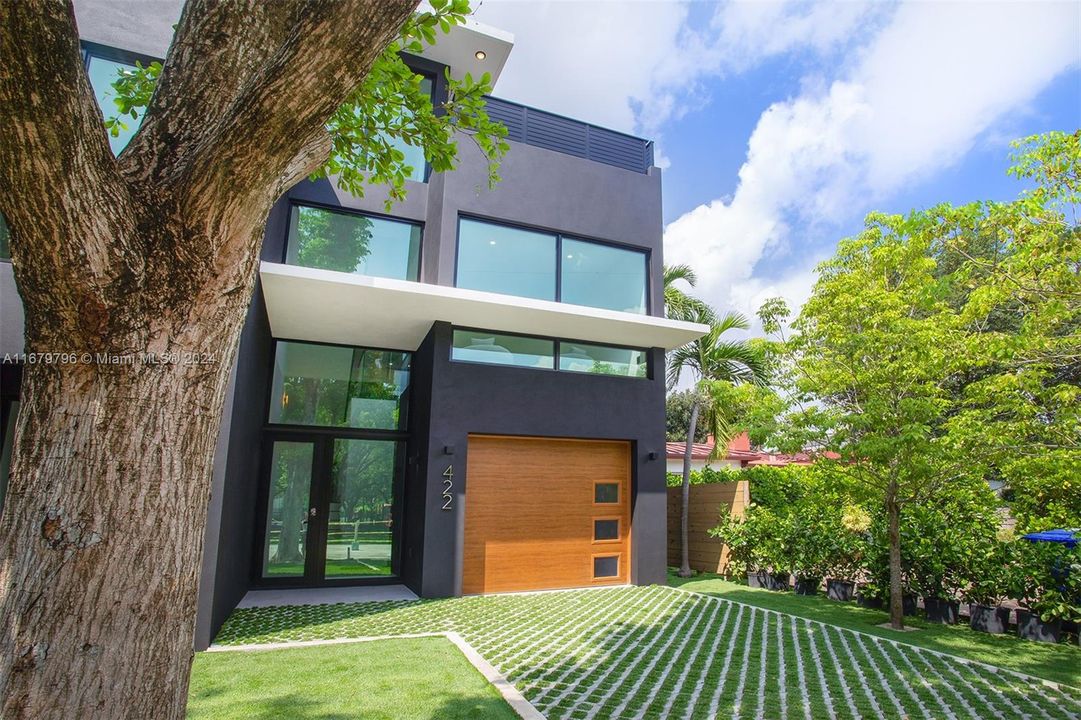 En Venta: $2,699,999 (3 camas, 3 baños, 2980 Pies cuadrados)