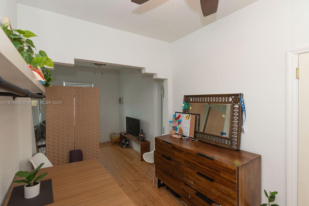 For Sale: $229,000 (1 beds, 1 baths, 429 Square Feet)