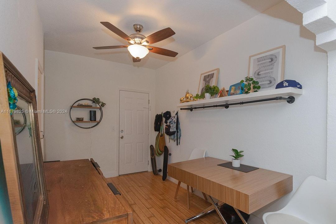 For Sale: $229,000 (1 beds, 1 baths, 429 Square Feet)