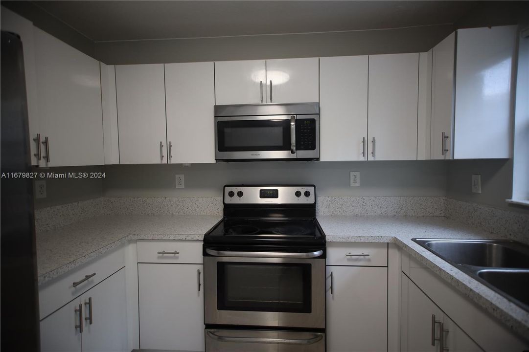 Active With Contract: $2,900 (2 beds, 2 baths, 1123 Square Feet)