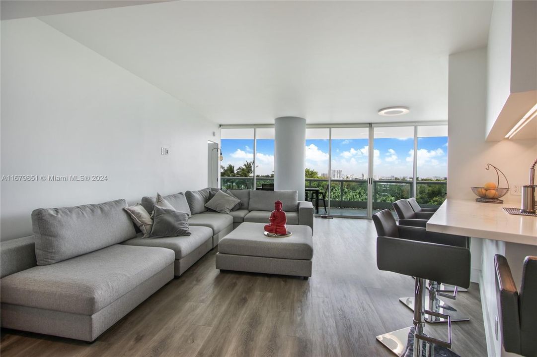 For Sale: $995,000 (2 beds, 2 baths, 1210 Square Feet)