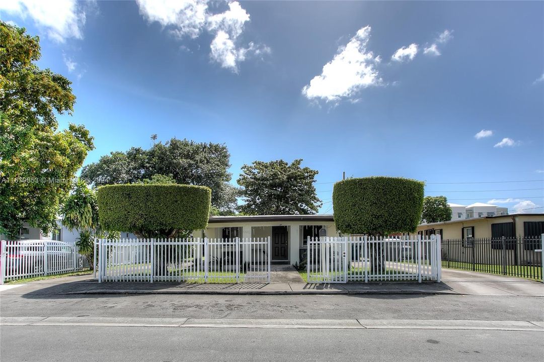 For Sale: $765,000 (3 beds, 2 baths, 1144 Square Feet)