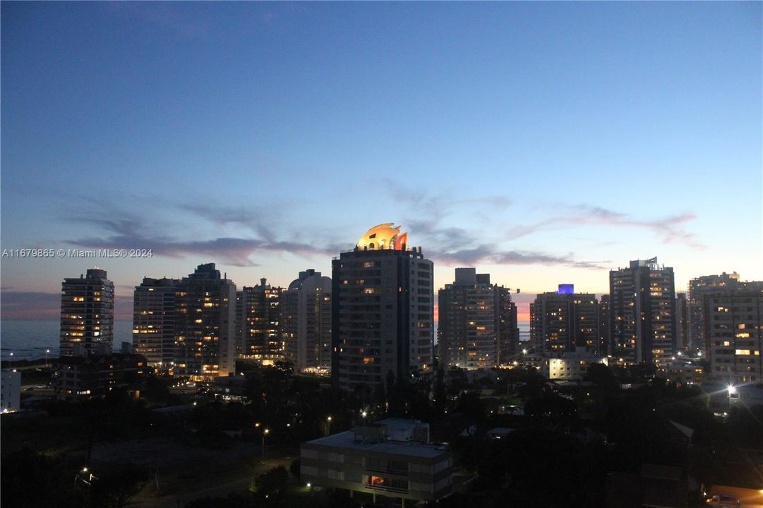 For Sale: $1,600,000 (2 beds, 2 baths, 1356 Square Feet)