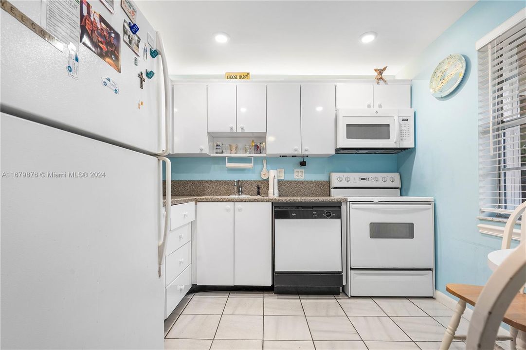 For Sale: $149,500 (2 beds, 2 baths, 925 Square Feet)