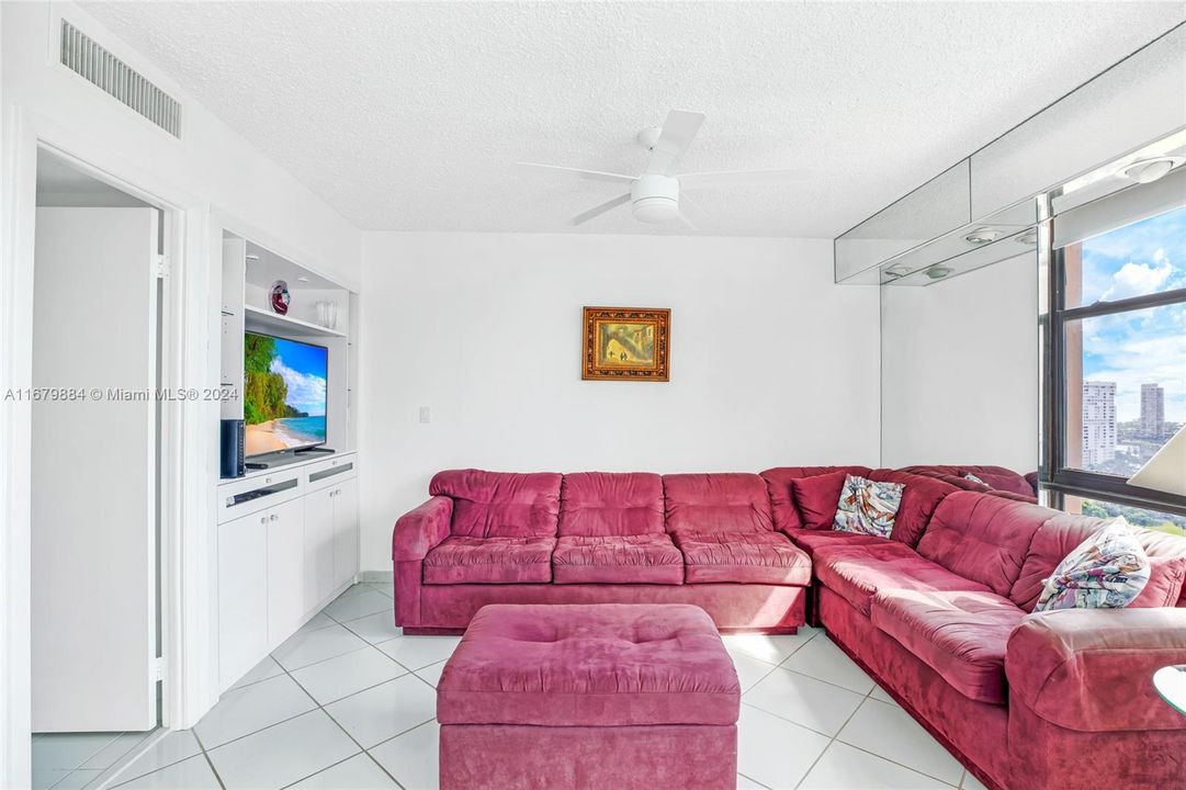 For Sale: $350,000 (2 beds, 2 baths, 1157 Square Feet)