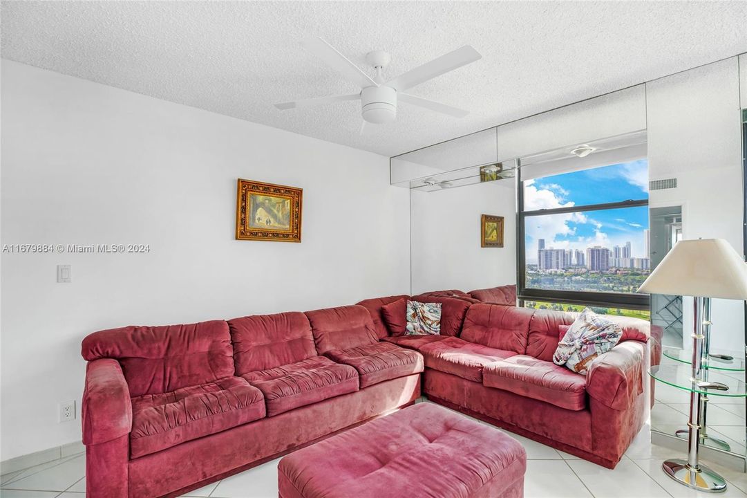 For Sale: $350,000 (2 beds, 2 baths, 1157 Square Feet)