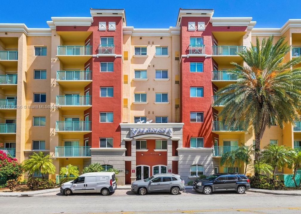 Active With Contract: $2,300 (1 beds, 1 baths, 720 Square Feet)