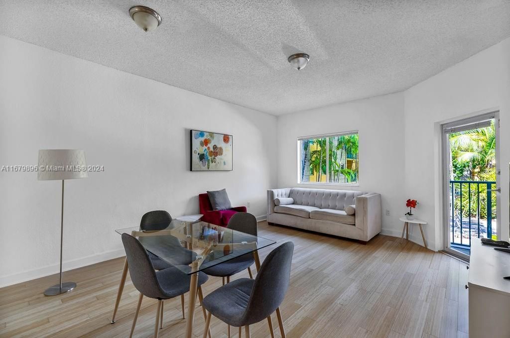 Active With Contract: $2,300 (1 beds, 1 baths, 720 Square Feet)