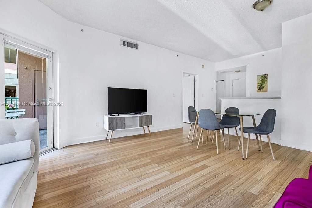 Active With Contract: $2,300 (1 beds, 1 baths, 720 Square Feet)