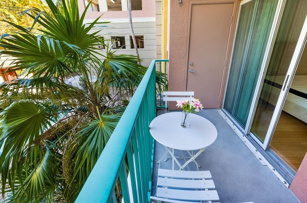 Active With Contract: $2,300 (1 beds, 1 baths, 720 Square Feet)