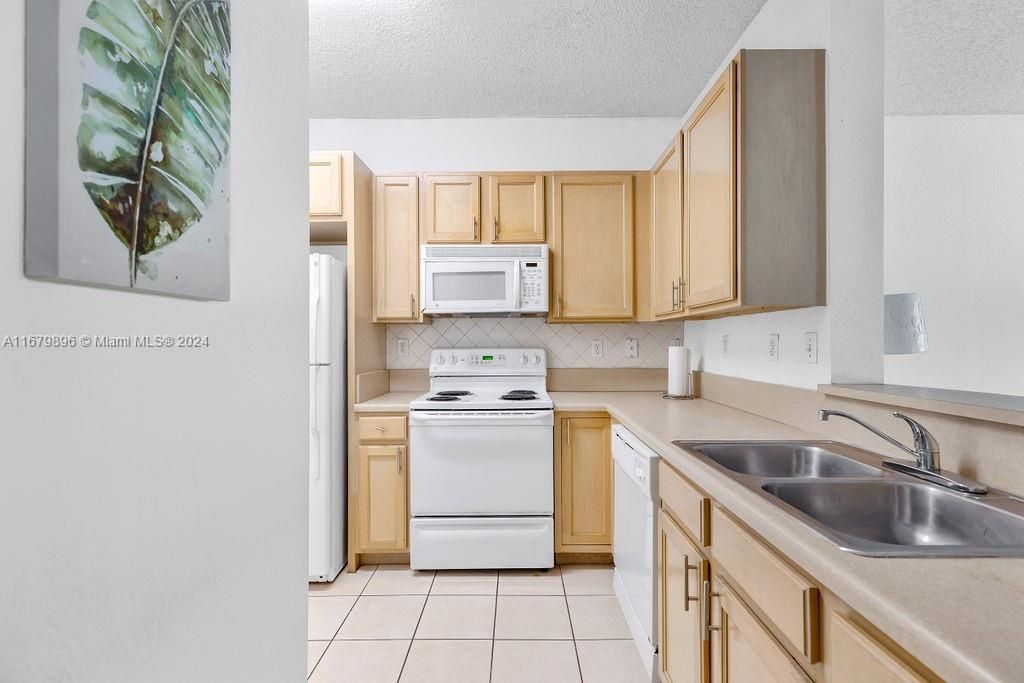 Active With Contract: $2,300 (1 beds, 1 baths, 720 Square Feet)