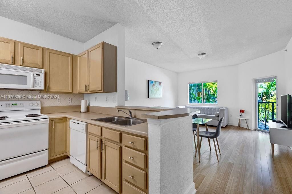 Active With Contract: $2,300 (1 beds, 1 baths, 720 Square Feet)