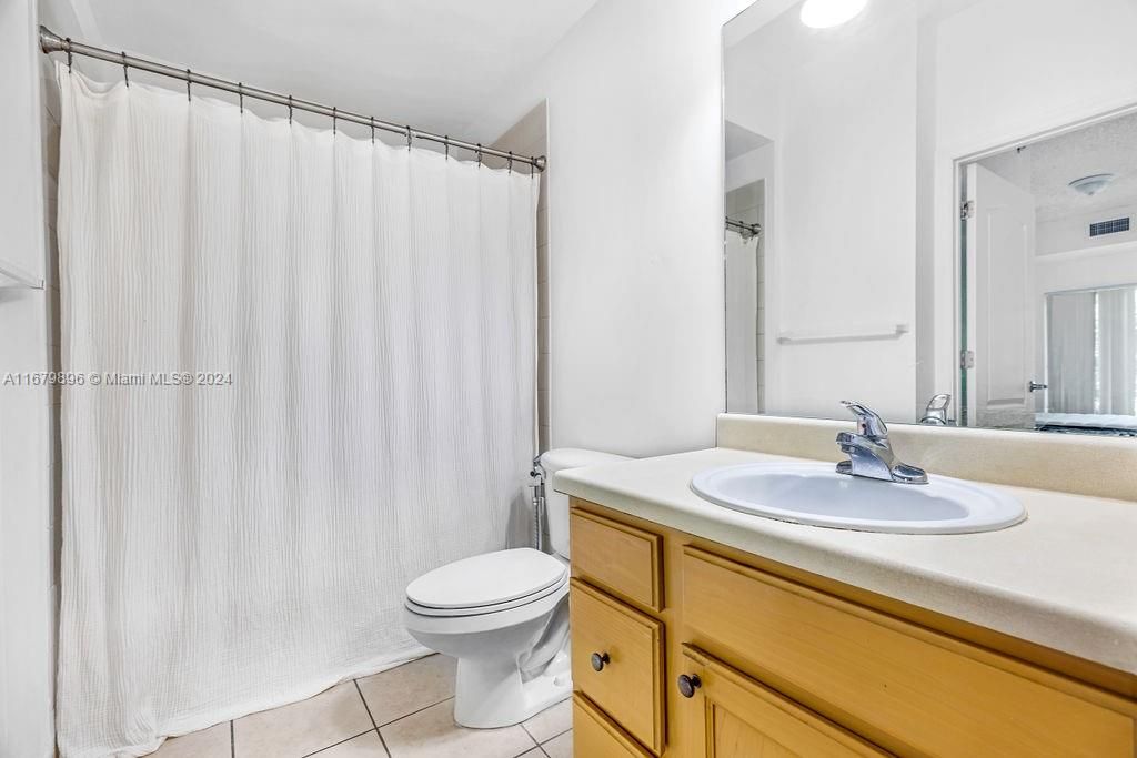 Active With Contract: $2,300 (1 beds, 1 baths, 720 Square Feet)