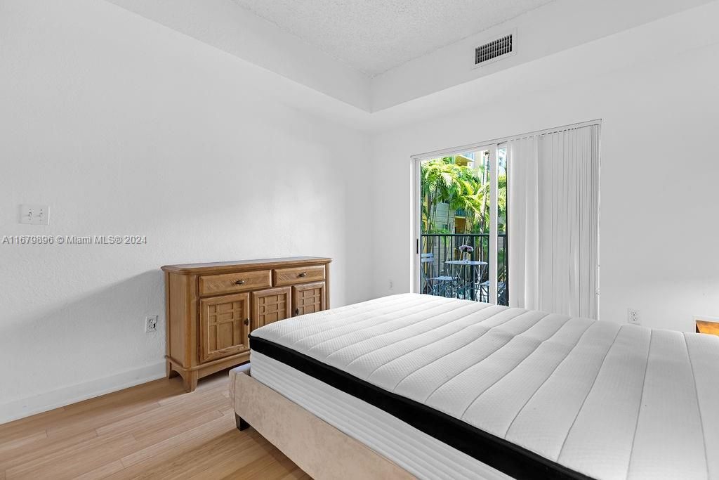 Active With Contract: $2,300 (1 beds, 1 baths, 720 Square Feet)