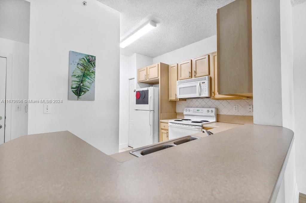 Active With Contract: $2,300 (1 beds, 1 baths, 720 Square Feet)