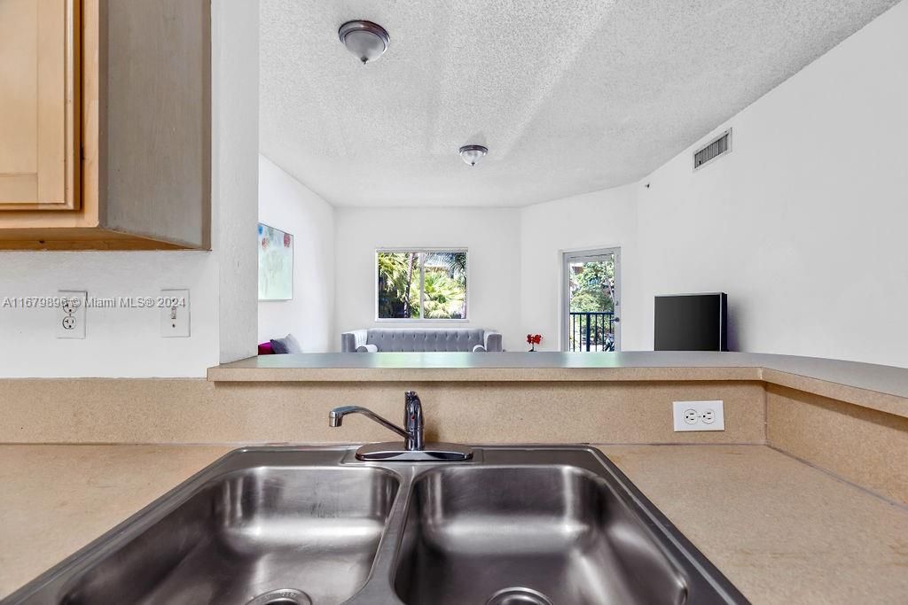 Active With Contract: $2,300 (1 beds, 1 baths, 720 Square Feet)