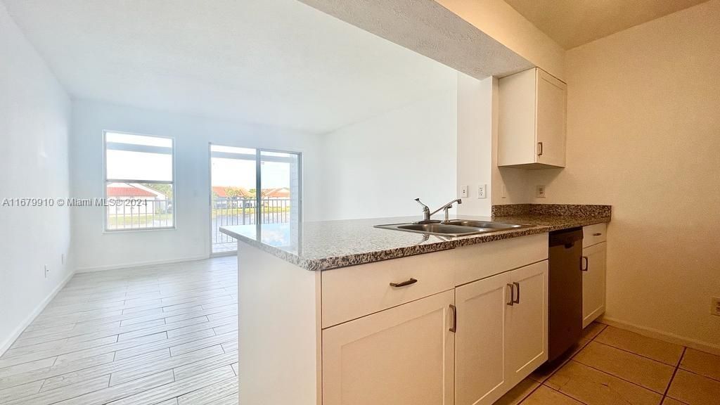 Active With Contract: $1,800 (1 beds, 1 baths, 502 Square Feet)