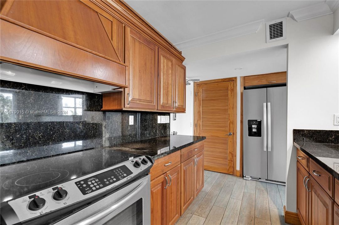 For Sale: $469,000 (1 beds, 1 baths, 654 Square Feet)