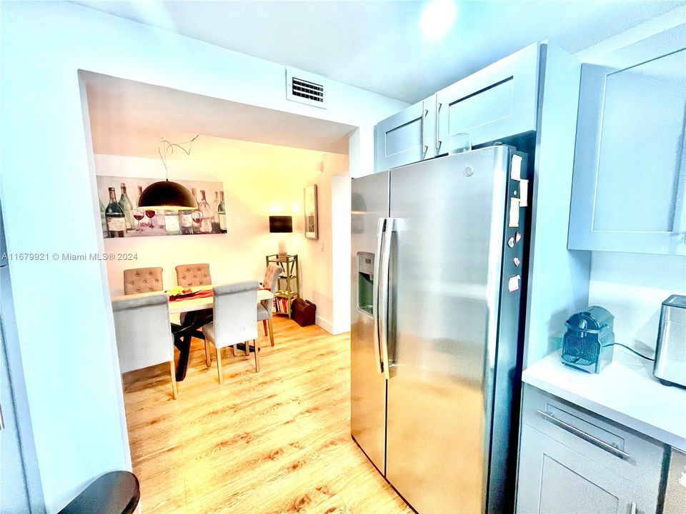 For Sale: $299,900 (1 beds, 1 baths, 805 Square Feet)