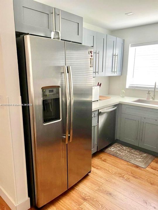 For Sale: $299,900 (1 beds, 1 baths, 805 Square Feet)