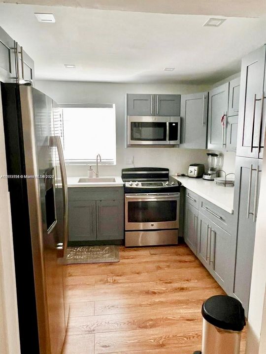 For Sale: $299,900 (1 beds, 1 baths, 805 Square Feet)