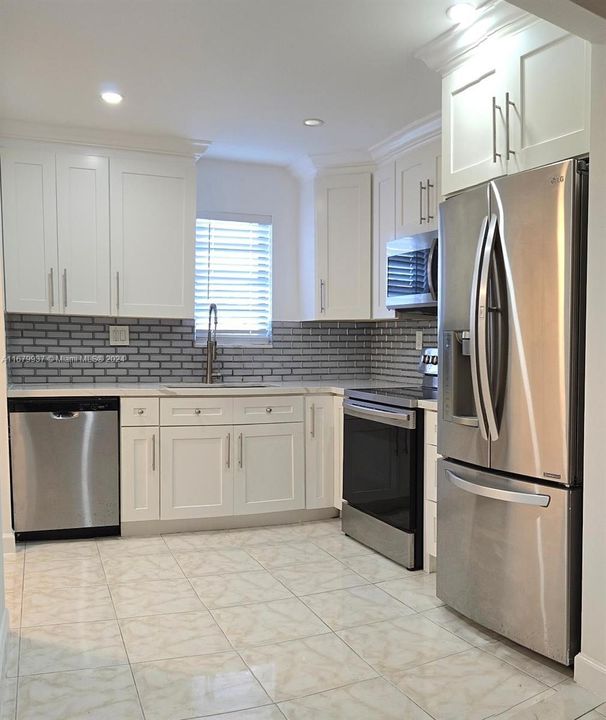 For Sale: $245,000 (2 beds, 2 baths, 979 Square Feet)