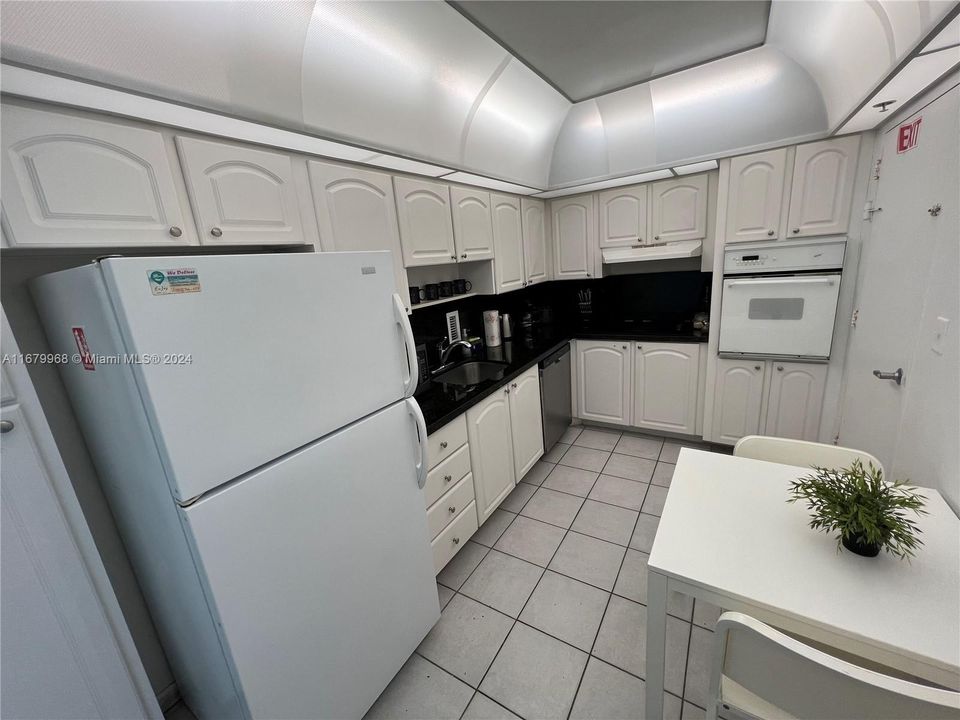 For Sale: $449,900 (1 beds, 1 baths, 874 Square Feet)