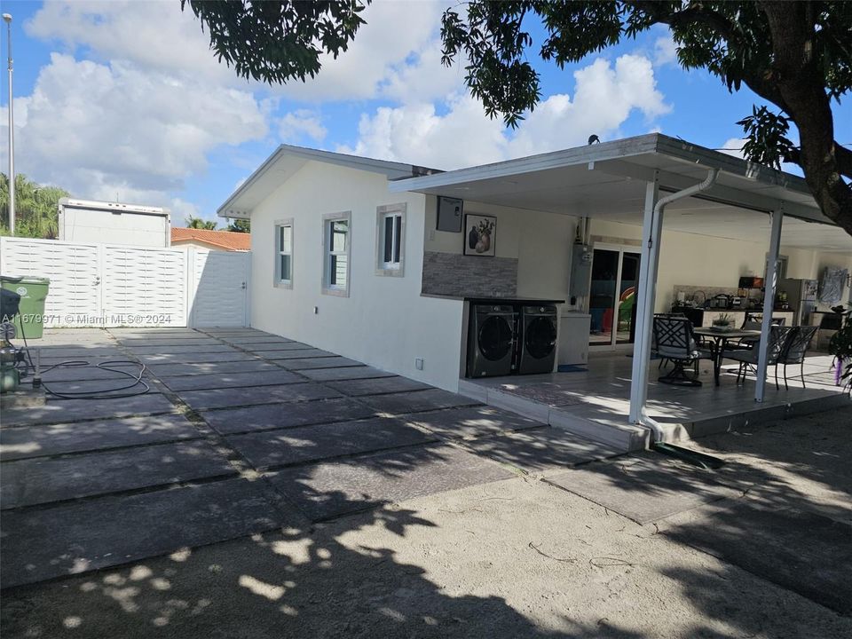 En Venta: $689,000 (3 camas, 2 baños, 1220 Pies cuadrados)