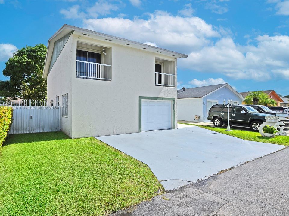 For Sale: $700,000 (4 beds, 3 baths, 1794 Square Feet)