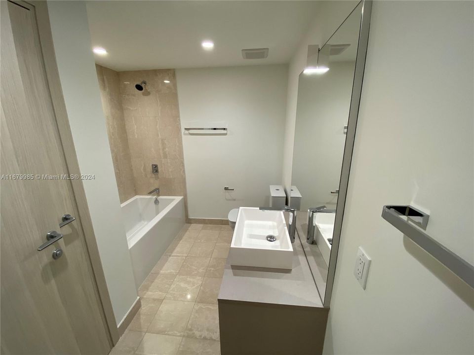 For Sale: $1,200,000 (1 beds, 2 baths, 1037 Square Feet)