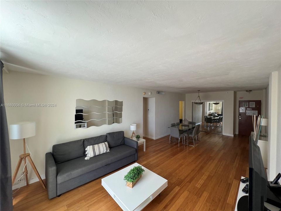 For Sale: $449,900 (1 beds, 1 baths, 874 Square Feet)