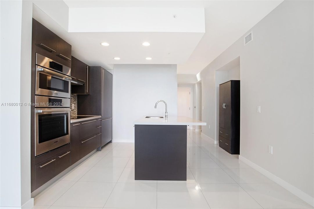 For Sale: $380,000 (1 beds, 2 baths, 989 Square Feet)