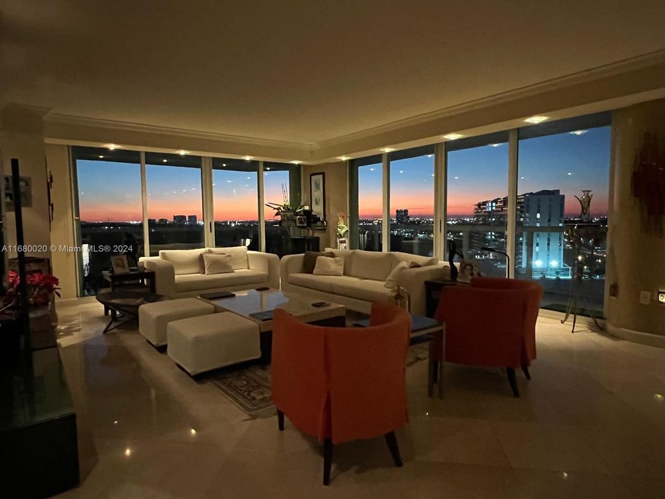 En Venta: $1,699,000 (3 camas, 3 baños, 2340 Pies cuadrados)