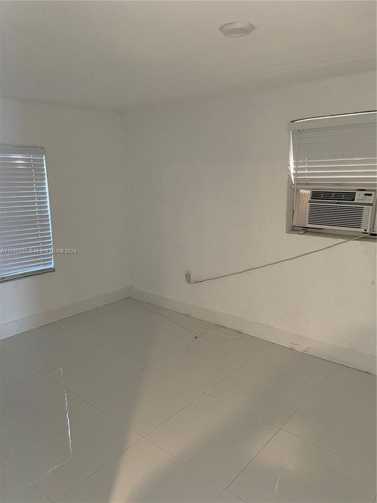 Active With Contract: $1,850 (1 beds, 1 baths, 550 Square Feet)