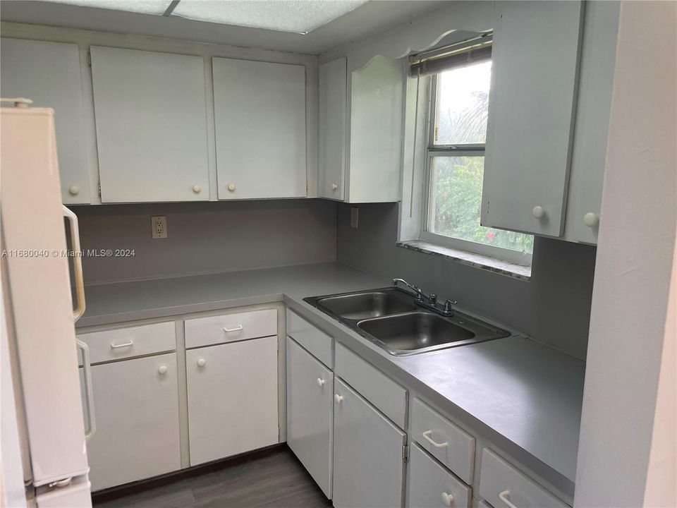 For Sale: $230,000 (2 beds, 2 baths, 879 Square Feet)