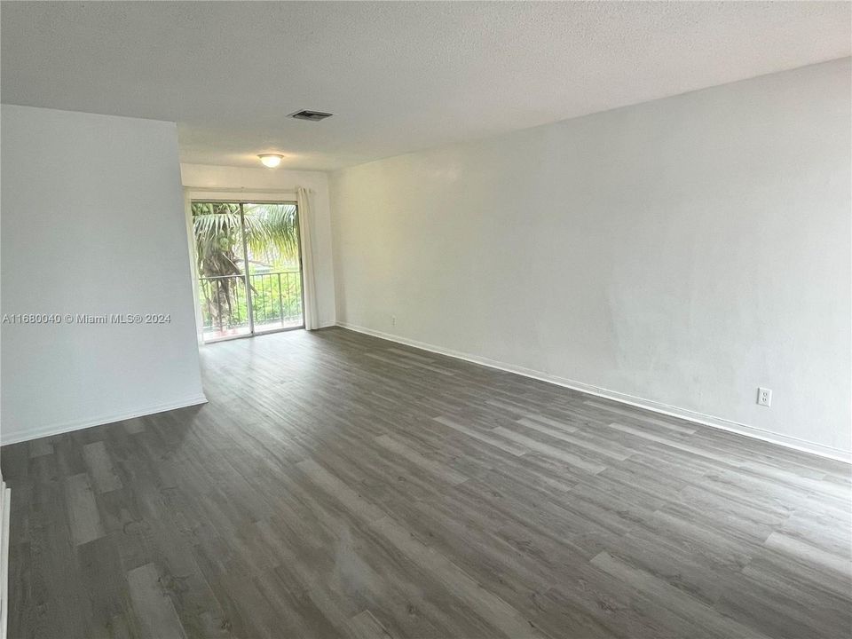 For Sale: $230,000 (2 beds, 2 baths, 879 Square Feet)