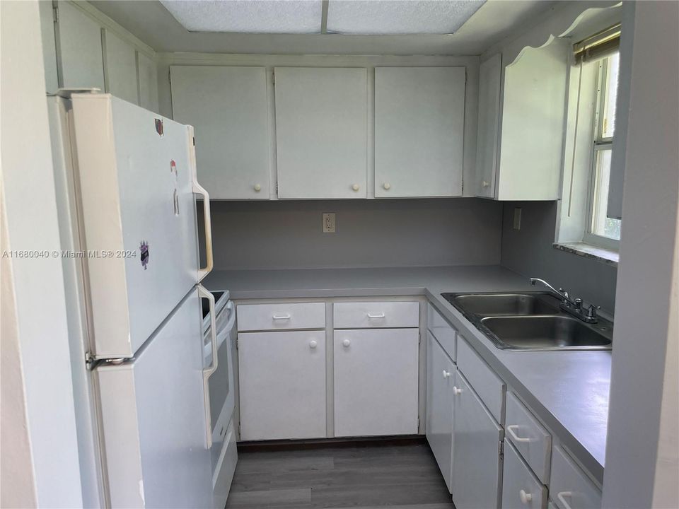 For Sale: $230,000 (2 beds, 2 baths, 879 Square Feet)