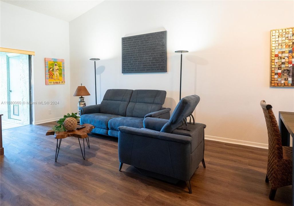 For Sale: $340,000 (2 beds, 2 baths, 1282 Square Feet)