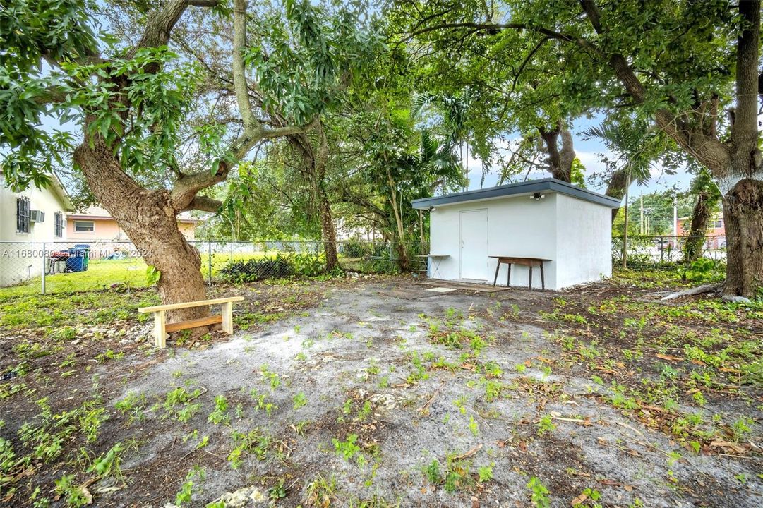 For Sale: $495,000 (3 beds, 2 baths, 888 Square Feet)