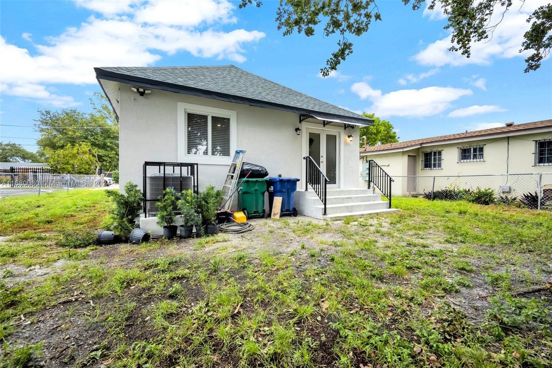 For Sale: $495,000 (3 beds, 2 baths, 888 Square Feet)