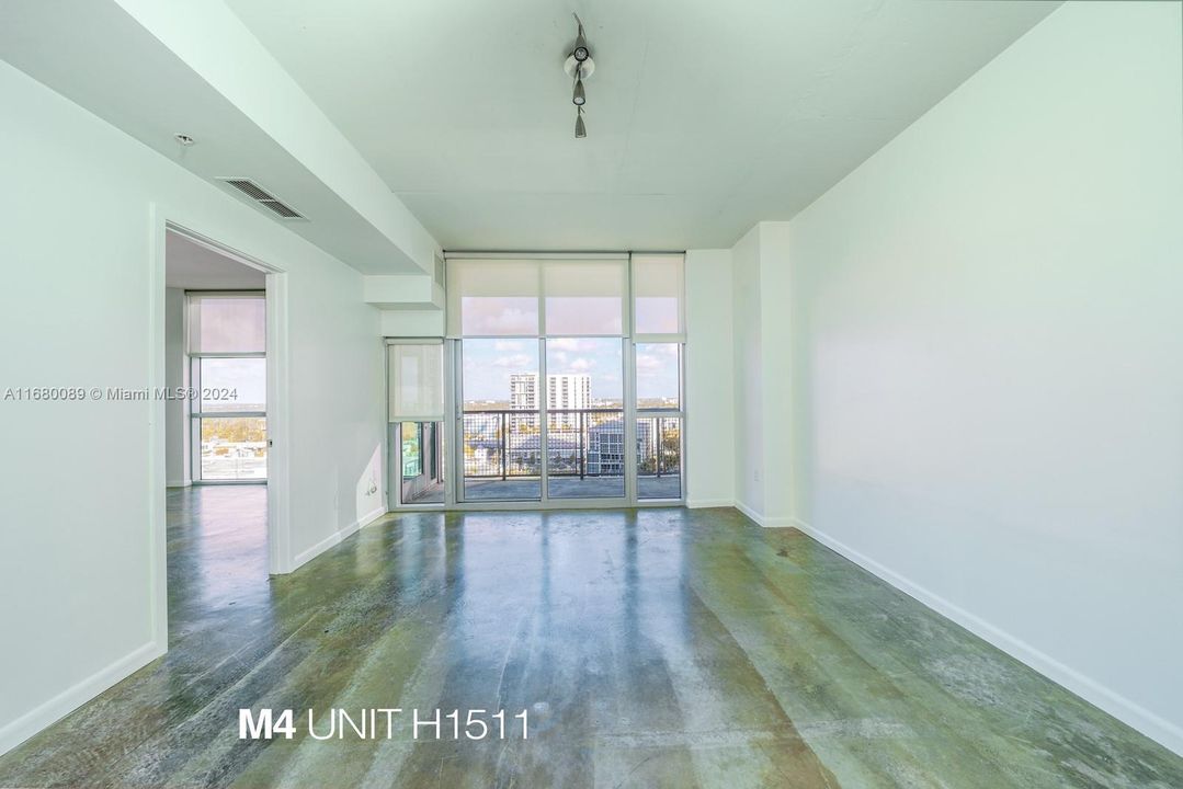 For Sale: $525,000 (1 beds, 1 baths, 761 Square Feet)