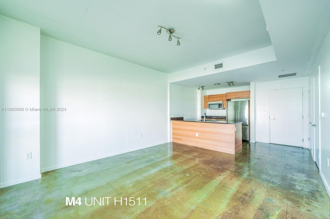 For Sale: $525,000 (1 beds, 1 baths, 761 Square Feet)